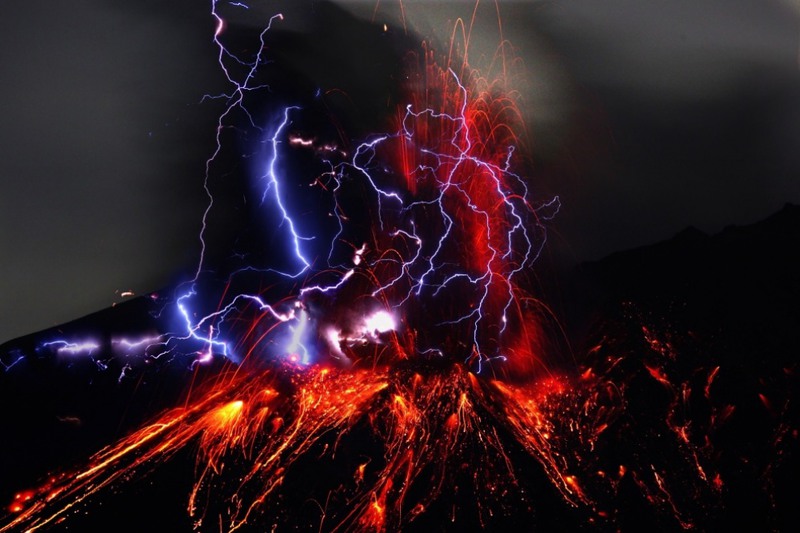 9 Вулканические молнии, Япония. Источник: Takehito Miyatake