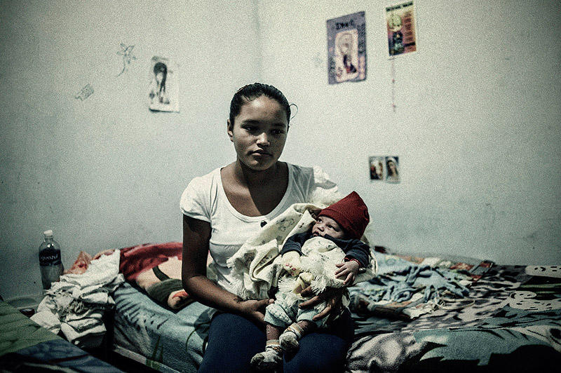 22 Катерина Мишель со своим новорожденным ребенком поселились в комнате у своей знакомой, поскольку родственники отказались пускать ее домой.