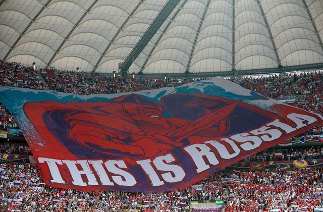 Русские болельщики держат гигантский баннер во время матча Россия-Польша на Национальном стадионе в Варшаве, Польша, 12 июня 2012 года. (Pascal Lauener/Reuters)
