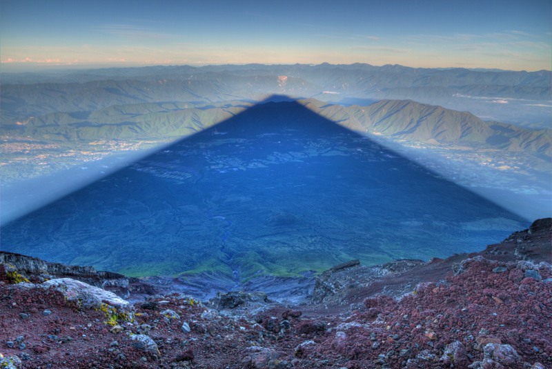 11 Тень горы Фудзияма длиной 24 км, Япония. Источник: Kris Boorman