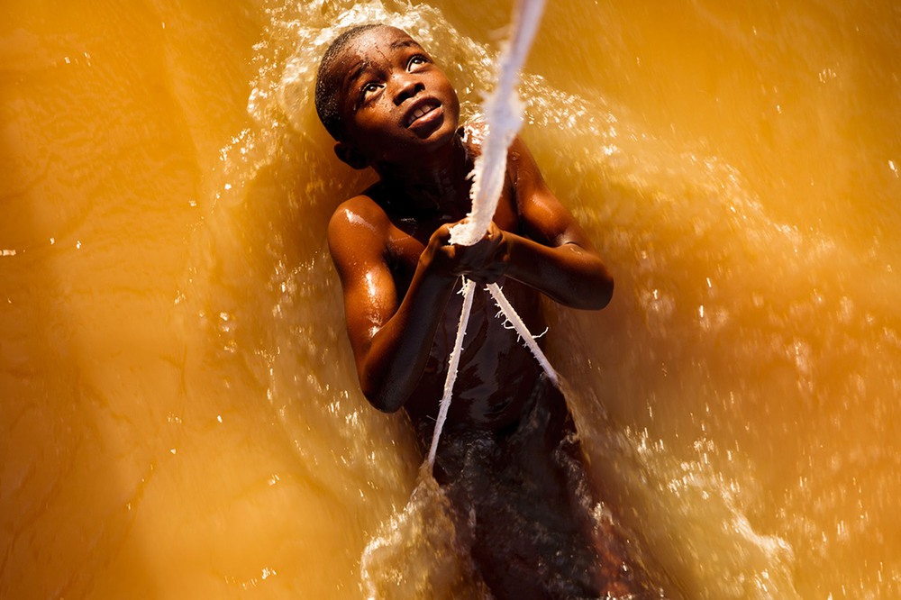7 Играющий мальчик в реке Нигер. Автор - Jérôme Gence