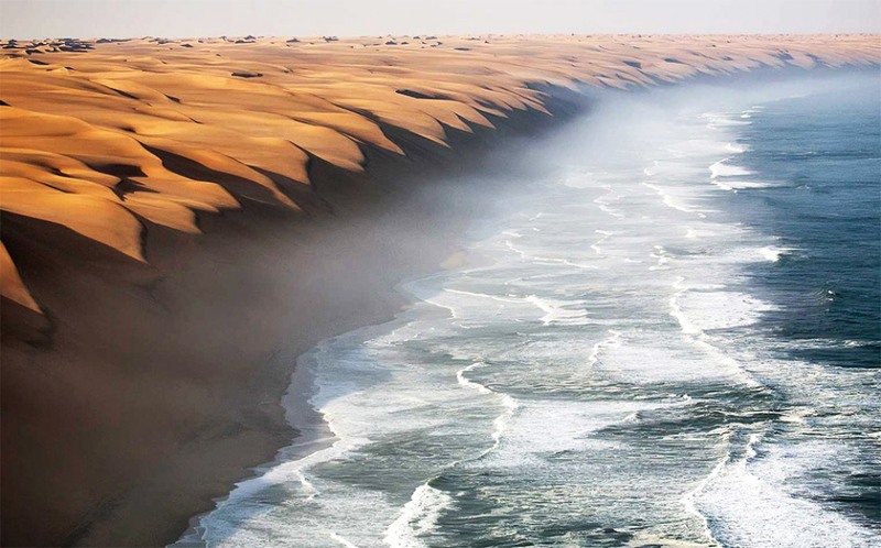 13 Где пустыня Намиб встречается с морем. Источник: Roberto Sysa Moiola