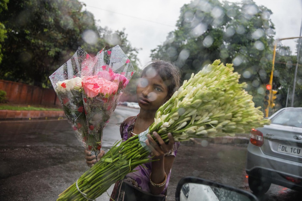 34 Автор: Стефани Синклер.
9-летняя Арти уязвима для сексуального насилия, так как в одиночку продаёт цветы на улице Дели. Несмотря на опасность миллионы детей во всём мире работают, чтобы помочь своим семьям, вместо того, чтобы ходить в школу.