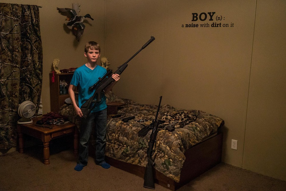35 Автор: Пит Мюллер.
11-летний Дрю Мур позирует со своей коллекцией пневматического оружия в собственной спальне. В этой арканзасской общине охота и мужественность тесно переплелись: «Дело не в том, что нам не нравятся люди, которые не охотятся, – говорит его мачеха Калли, – но нам действительно нравятся те, кто это делает».