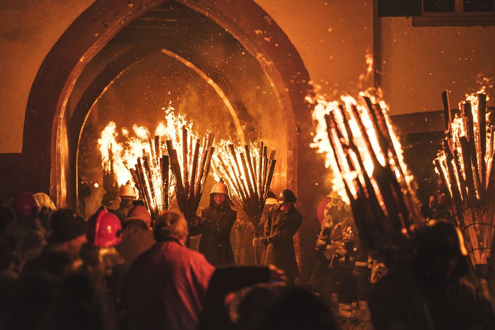 11 Chienbäse — особая карнавальная традиция Листаля, Швейцария, которую часто ассоциируют с «языческим весенним ритуалом», во время которого зима изгоняется пламенем. Автор - Ilias Pavlakos