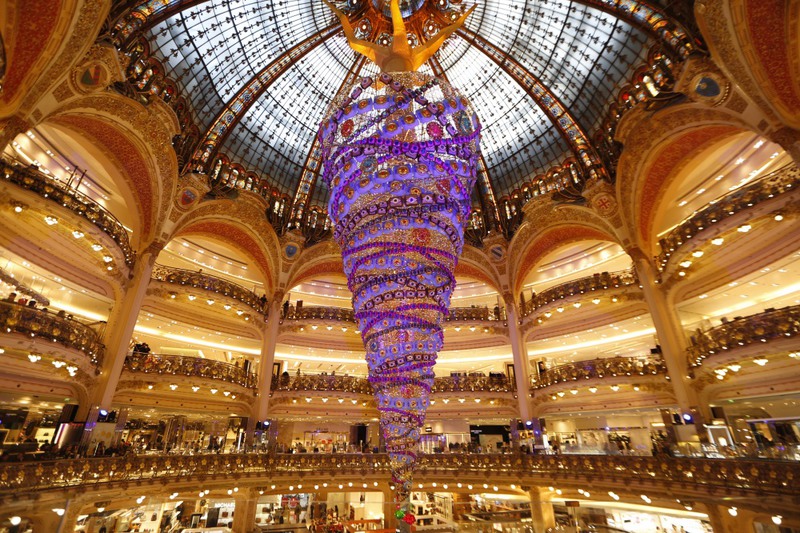2 Париж, Франция. Елка длиной 25 метров украшает французский универмаг Galeries Lafayette. Источник: eggheads.altervista.org