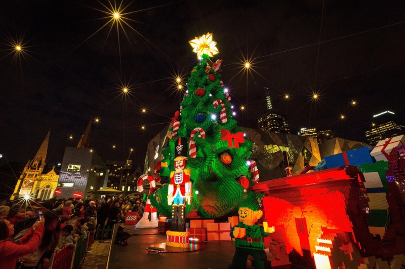 3 Мельбурн, Австралия. Рождественская елка была построена из более чем полумиллиона деталей Lego. Источник: Chris Hopkins