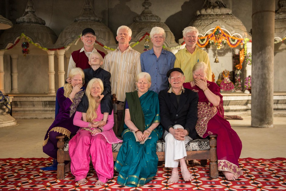 40 Автор: Стефани Синклер.
В индуистском храме около своего дома в Дели, Индия, три поколения одной семьи, страдающей альбинизмом, позируют для семейного портрета.