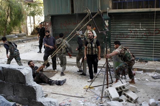 16.10.2012
Члены Свободной сирийской армии запускают самодельную бомбу во время столкновения с регулярными войсками, Алеппо, Сирия. Фото: Reuters