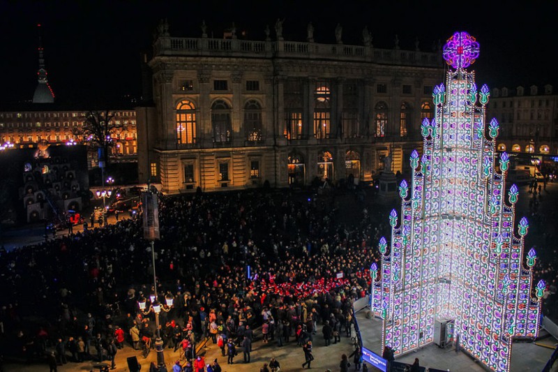 9 Турин, Италия. Полюбоваться оригинальной рождественской елью можно на Пьяцца Кастелло. Источник: pacificpress