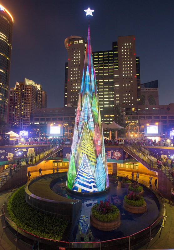 11 Тайбэй, Тайвань. Высота этого светодиодного дерева — почти 36 метров. За месяц до праздника каждые полчаса после захода солнца идет световое шоу. Источник: Craig Ferguson