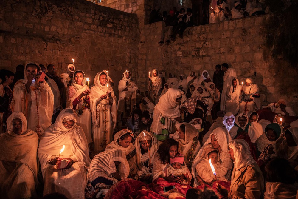 48 Автор: Алессио Ромензи.
Эфиопские православные паломники празднуют Пасху на крыше храма Гроба Господня. В продолжительном споре с египетскими коптами эфиопские монахи занимали монастырь на крыше уже более 200 лет.