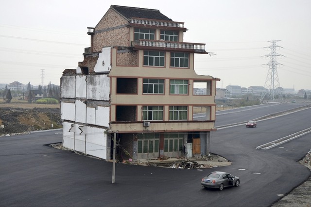 22.11.2012
Новая дорога в провинции Чжэцзян, Китай. Пожилая пара, проживающая в этом доме, отказалась подписывать соглашение на снос дома из-за слишком низкой, по их мнению, компенсации. Фото: Reuters