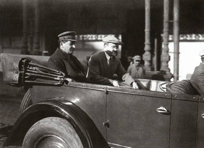 И.Сталин и В.Молотов после заседания 5 съезда Советов. Москва
1929 г.