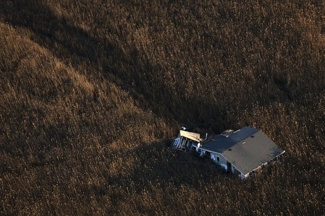 30.11.2012
Дом, который съехал в болото во время урагана «Сэнди», Статен-Айленд, штат Нью-Йорк. Фото: Reuters