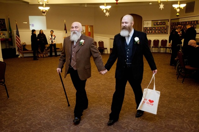 10.12.2012
48-летний Рэнделл Шеперд и 56-летний Ларри Дункан перед церемонией бракосочетания, Сиэтл, штат Вашингтон. 6 декабря в штате Вашингтон вступил в силу закон, разрешающий однополые браки. Фото: Zuma / Legion-Media