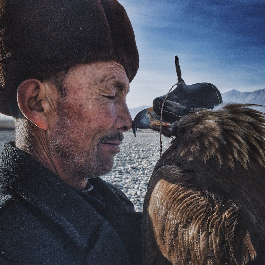 1 Гран-при в номинации «Фотограф года». «Человек и орел» Автор - Сюань Нью, Синьцзян, Китай.