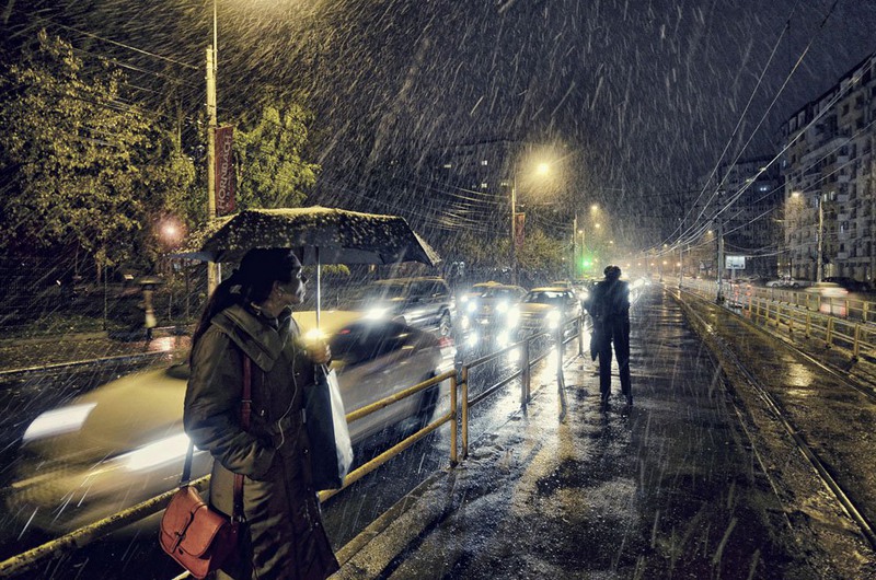 4 Категория «Слабая освещенность».
Автор - Vlad Eftenie. «Первый снег».
На снимке первый снег в румынском Бухаресте.