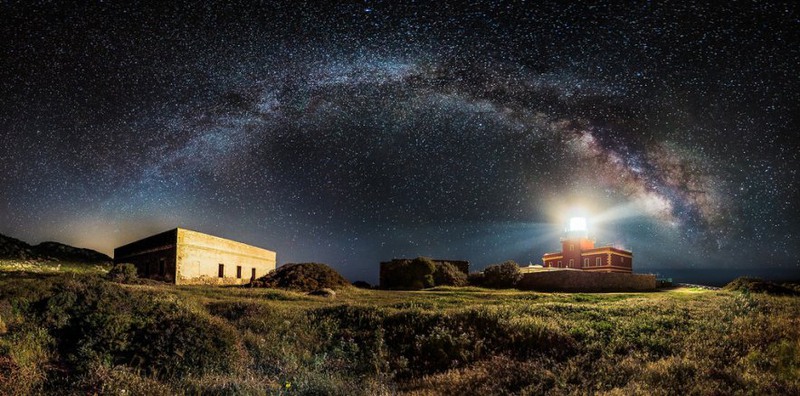 6 Категория «Панорама».
Автор - Ivan Pedretti. «Звездный маяк».
Данная панорама сшита из 12 кадров. На снимке маяк в южной части острова Сардиния.