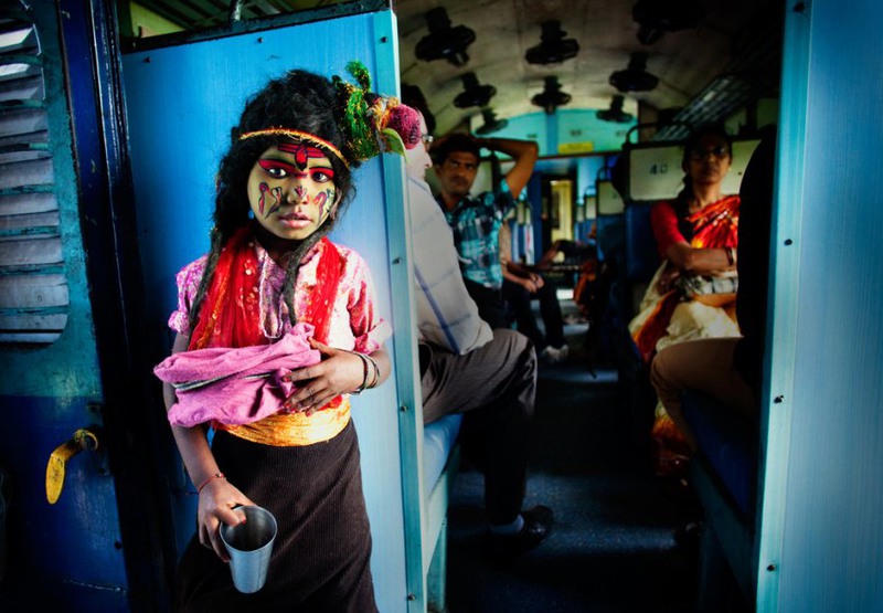 7 Категория «Люди».
Автор - Arup Ghosh. «Бедный бог».
Фото сделано в пригородном поезде, следовавшем в эпицентр фестиваля Дурга Пуджа (Индия).