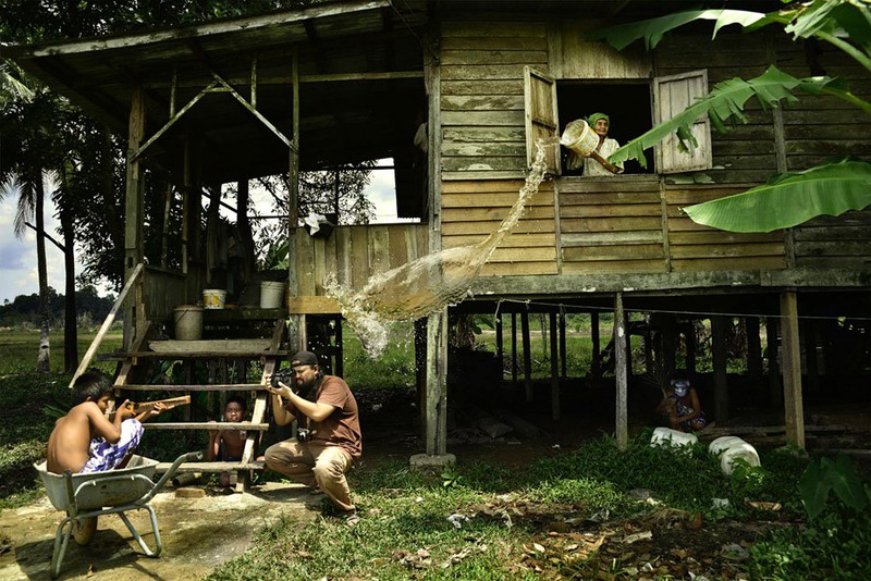 8 Категория «На втором плане».
Автор - Hairul Azizi Harun. «За кадром».
Снимок сделан в деревне Куантан (Малайзия) на короткой выдержке.