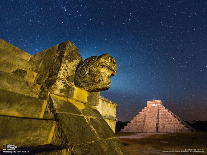 2 Пирамида и платформа, украшенная головой змея. Достопримечательности высотой 27 метров, которые, по утверждению археологов, считаются одним из религиозных мест культуры майя. Автор - Paul Nicklen.