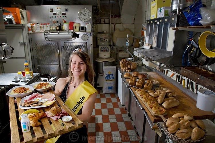 3 Робина Вайзер-Линнартц, 28 лет. Рост – 1,6 м. Вес – 65 кг. Она повар-кондитер. Фото сделано в пекарне ее семьи в Кёльне, Германия. Ее дневной рацион составляет 3700 ккал.
