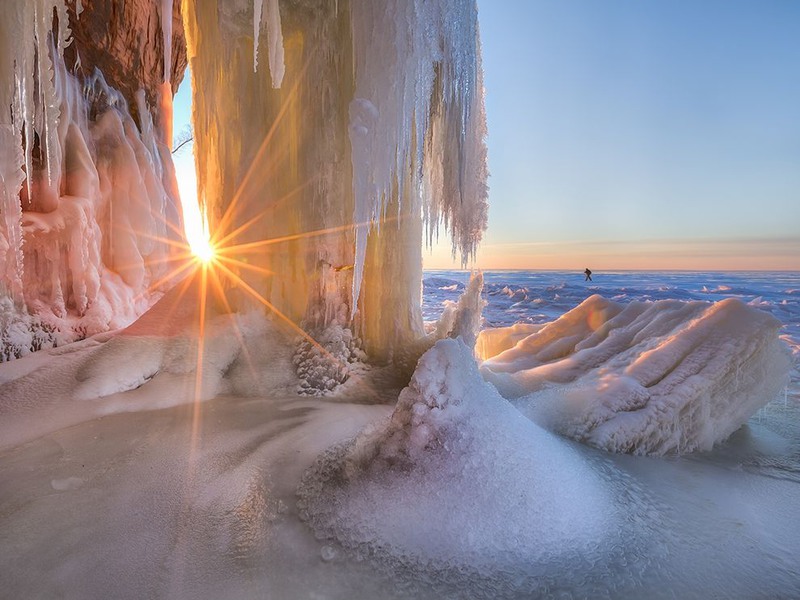 9 Замерзшее Верхне озеро, которое является самым большим по площади пресным озером в мире. Северная Америка. Автор - Ernie Vater.