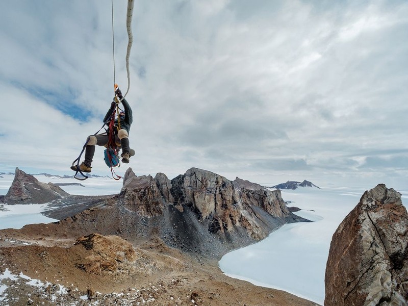 3 Альпинист Майк Либеки подтягивается на гранитную башню. Удаленная территория Земли королевы Мод. Антарктида. Автор - Cory Richards.
