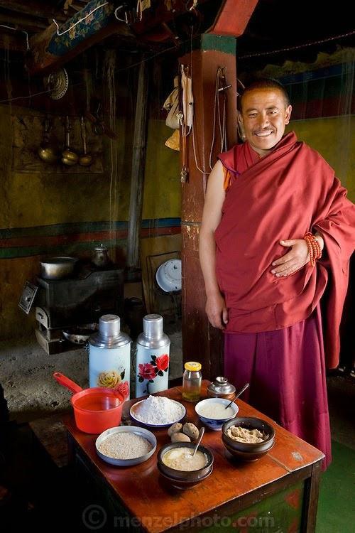 7 Главный монах в восстановленном тибетском монастыре. Ему 45 лет. Рост – 1,65 м. Вес – 71 кг. Его дневной рацион составляет 4900 ккал.