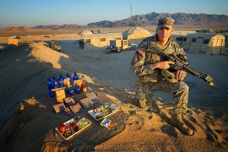 8 Куртис Ньюкамер – солдат США в Национальном тренировочном центре в форте Ирвин, пустыня Мохаве, Калифорния. Рост – 1,9 м. Вес – 88 кг. Его дневной рацион составляет 4000 ккал.
