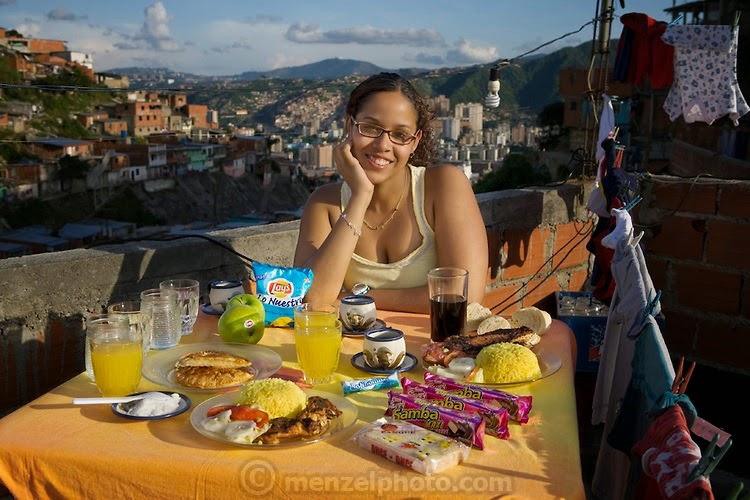 12 Катерина Навас – старшеклассница. Ей 18 лет. Рост – 1,7 м. Вес – 71 кг. Снимок сделан на крыше ее дома в Каракасе, Венесуэла. Ее дневной рацион составляет 4000 ккал.