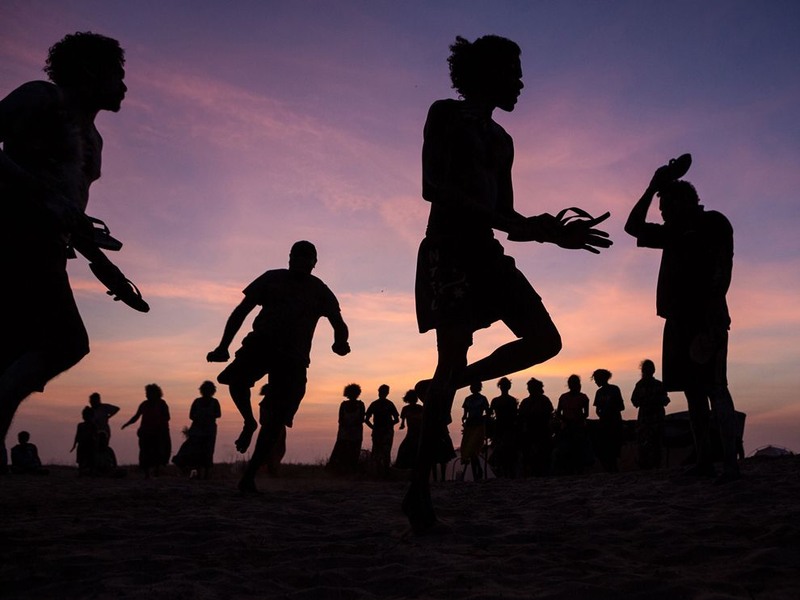 13 Танец австралийских аборигенов в месте захоронения останков в Инангарндуа. Автор - Amy Toensing.