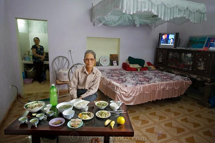 14 Нгайен Ван Туань – ветеран Вьетнамской войны. Снимок сделан в квартирке, где он живет вместе с женой.
