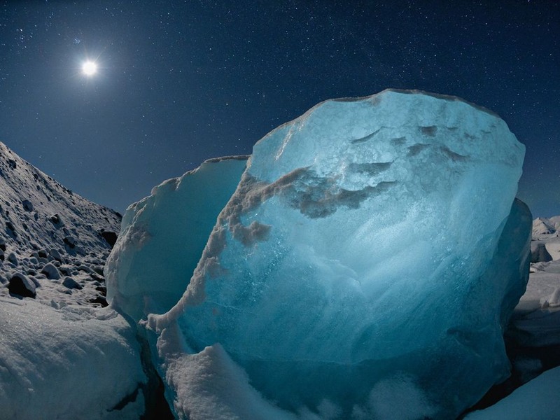 14 Лунный свет падает на 360-килограммовый кусок льда. Автор снимка, James Balog, называет такие глыбы ледяными алмазами.