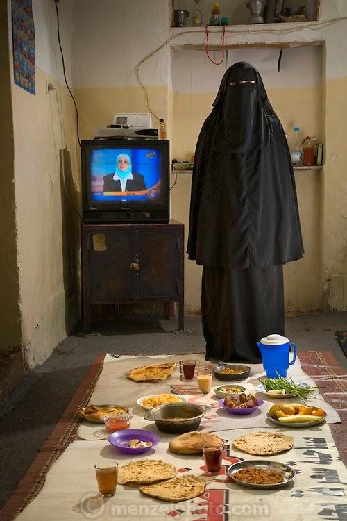 15 Саада Хайдар – домохозяйка из Саны, Йемен. Ей 27 лет. Рост – 1,5 м. Вес – 44 кг. Ее дневной рацион составляет 2700 ккал.