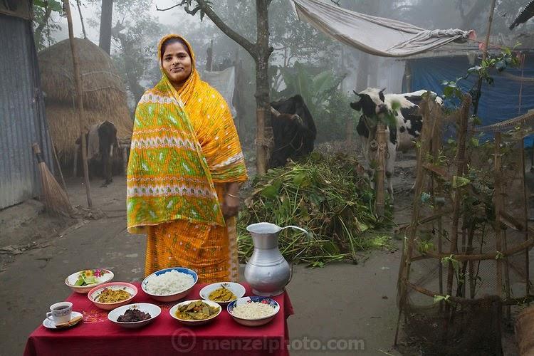 17 Шаназ Бегум – мать четверых детей. Снимок сделан возле ее дома в поселке Барии Маджлиш, в Дакке.