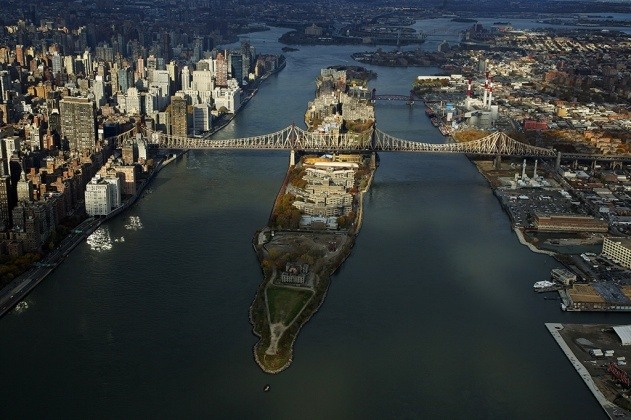 28 Queensboro Bridge and Roosevelt Island in the East River, between Manhattan and Queens, New York, United States