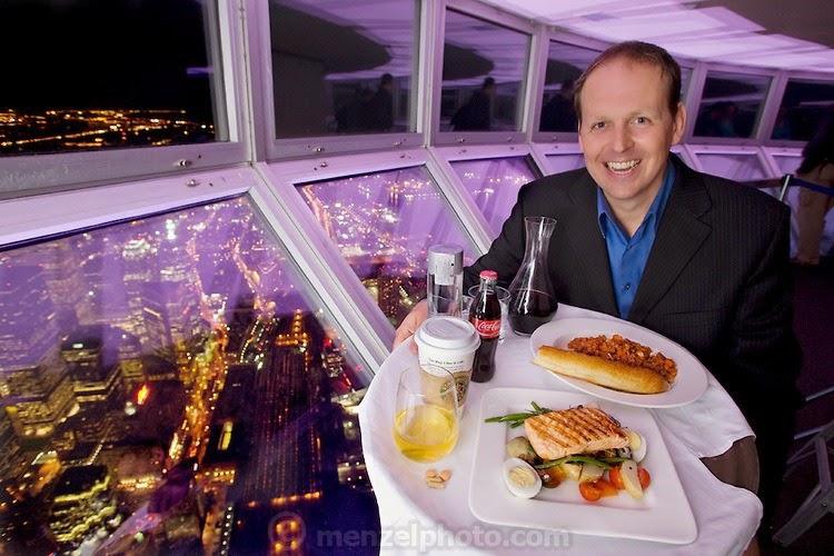 21 Нил Джонс – управляющий рестораном на башне Си-Эн Тауэр в Торонто, Канада. Ему 44 года. Рост – 1,87 м. Вес – 99 кг. Его дневной рацион составляет 2600 ккал. Смотровая площадка находится над самым высоким вращающимся рестораном в мире.