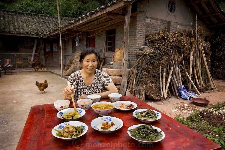 24 Лан Гуихуа – вдова фермера из поселка Ганьцзягоу, Сычуань, Китай. Ей 68 лет. Рост – 1,6 м. Вес – 54 кг. Ее дневной рацион составляет 1900 ккал.