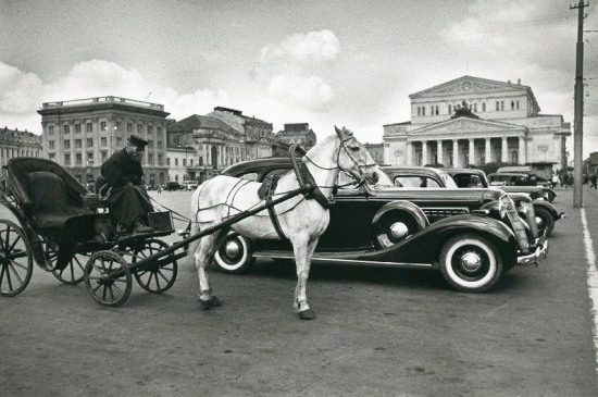 Извозчик и автомобиль. Площадь Революции. Москва
1937 г.