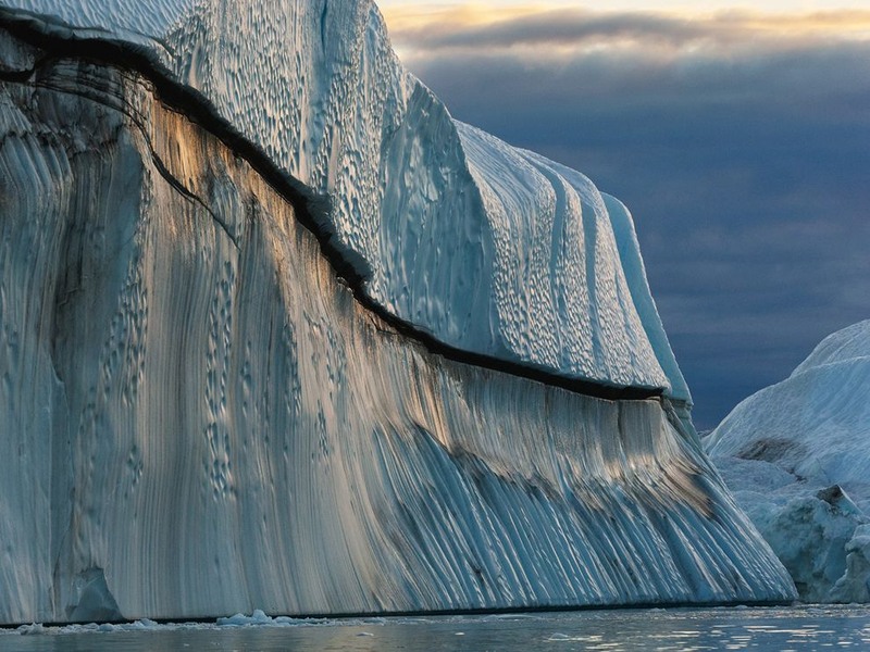 31 Айсберг сползает в воды Северного Атлантического океана. Автор - James Balog.