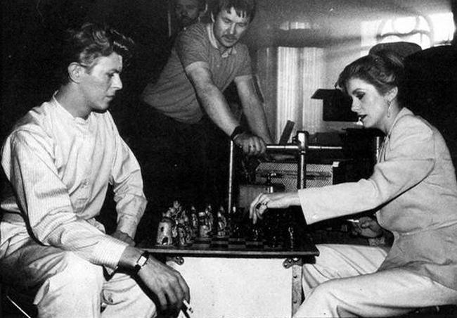 4. Дэвид Боуи и Катрин Денев играют в шахматы во время перерыва на съемках фильма «Голод», 1982 г.