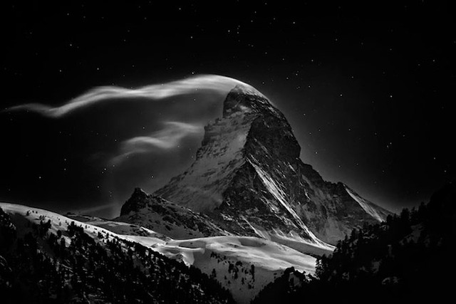 2. Первое место в номинации «Места» – альпийская гора Маттерхорн, 4478 м. Снимок сделан при полной луне. Автор работы – Nenad Saljic.
