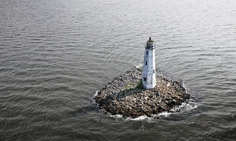 19 Маяк на острове Нью-Пойнт-Комфорт между Чесапикским заливом и заливом Мобжек у берегов Вирджинии, США.