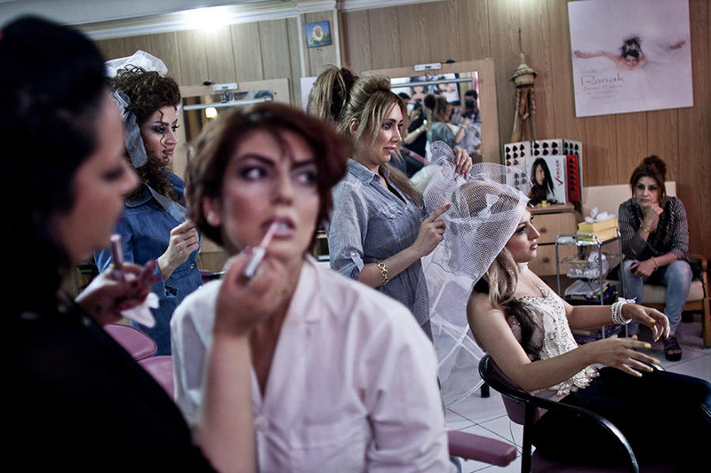 14 Женщины наносят макияж в салоне красоты. Вход сюда категорически запрещен для мужчин, также как и нанесение макияжа.