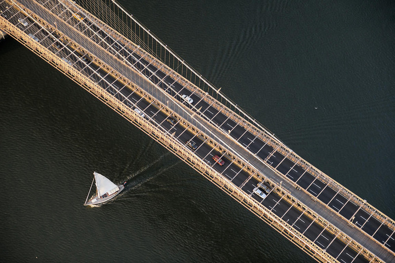 27 Яхта под Манхэттенским мостом в Нью-Йорке.