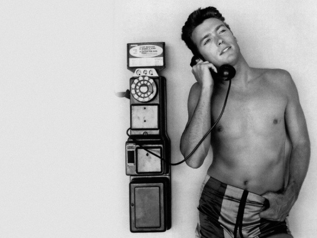 20. Клинт Иствуд у телефона, 1956 г.