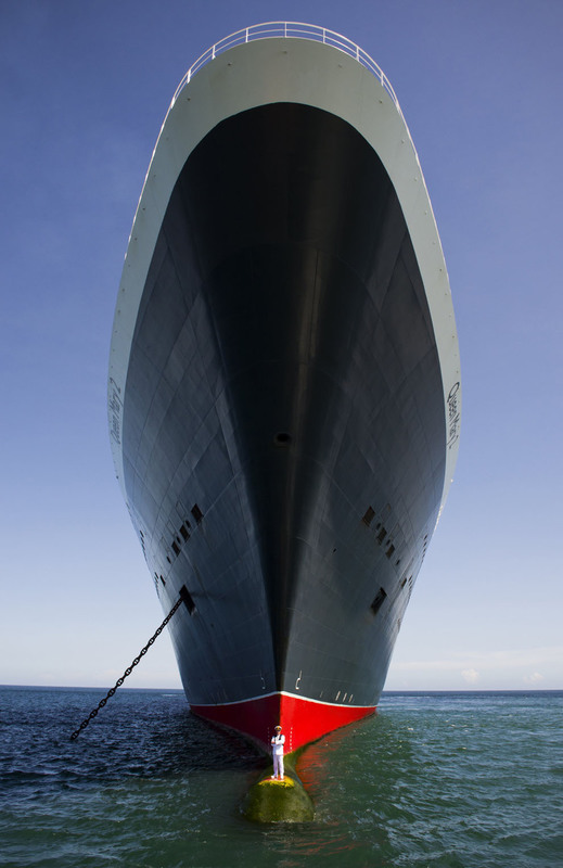 4. Снимок сделан в честь 10-летия одного из самых больших океанских лайнеров в мире - "Queen Mary-2". Автор - James Morgan.