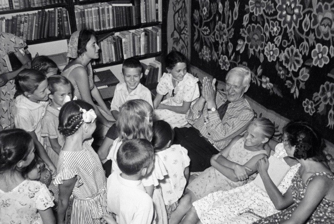 21. Писатель Корней Чуковский на своей даче в Переделкине с читателями, 1951 г.